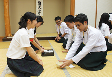 ミャンマーの高校生と沖縄商学高校生の交流風景2