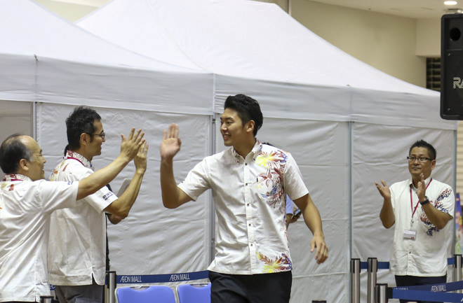 田代選手入場