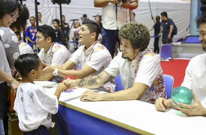 波多野選手と握手