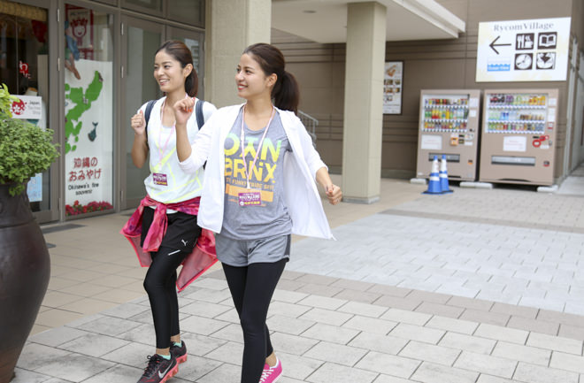 ウォーキングする女性2人