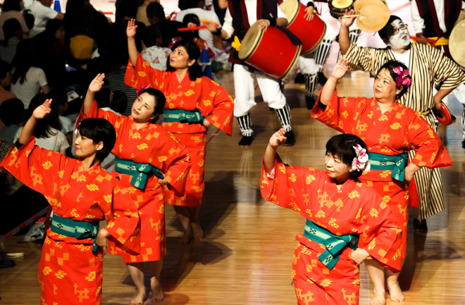 女性たちの華麗な手踊り