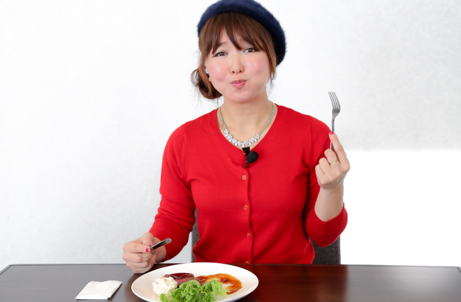 東由希恵さんローストビーフを食べる