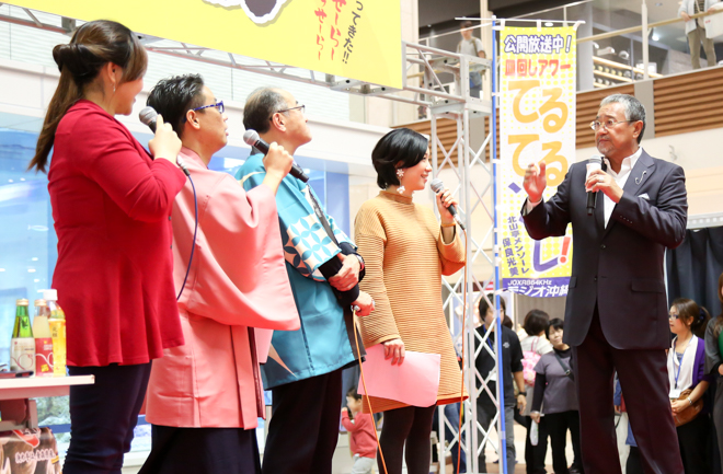 ステージ上で談笑する皆さん