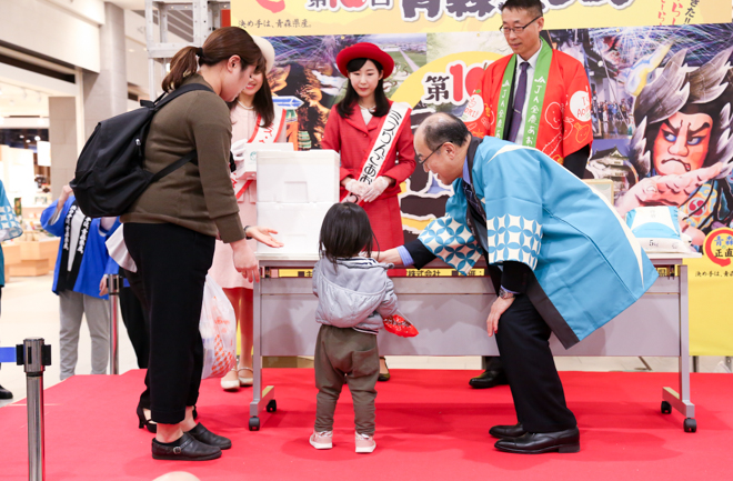 ステージにあがる子ども