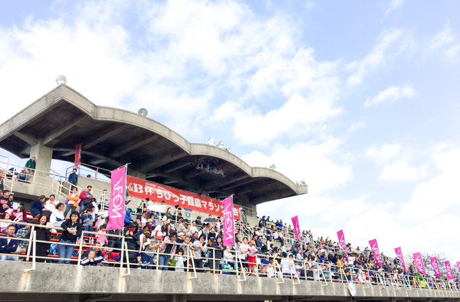 観客と青空