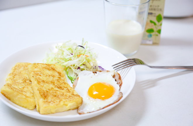 フレンチトーストとベーコンエッグ