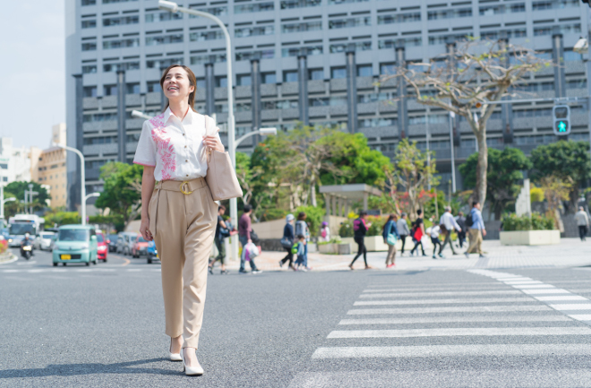 オフィス街を歩く女性