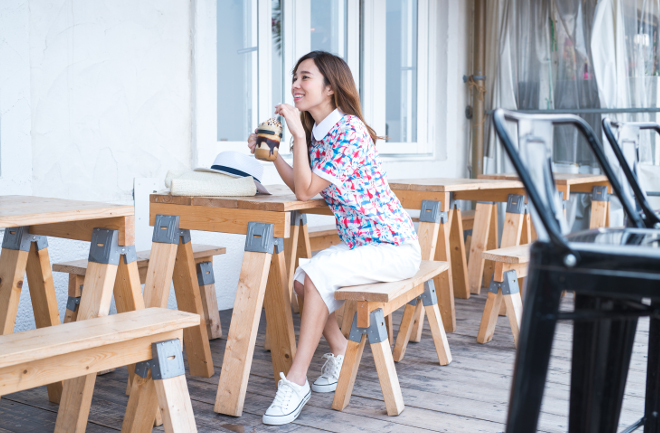 カフェでドリンクを飲む女性