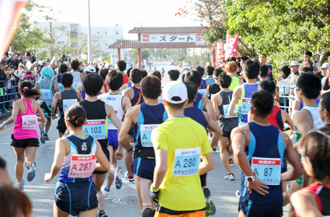 ゴールに向かって走るランナー