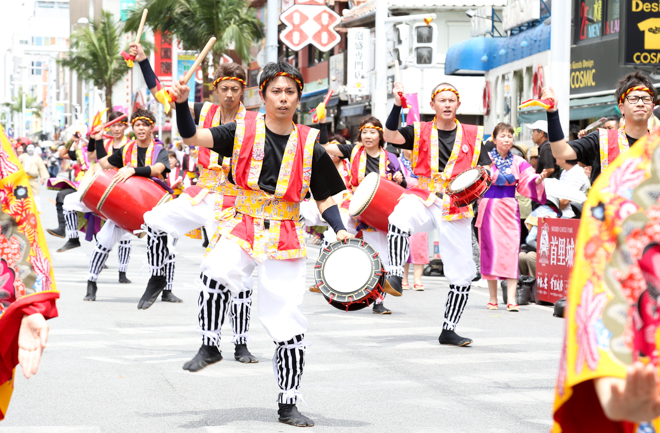 全力で舞を踊るイオン琉球エイサー隊