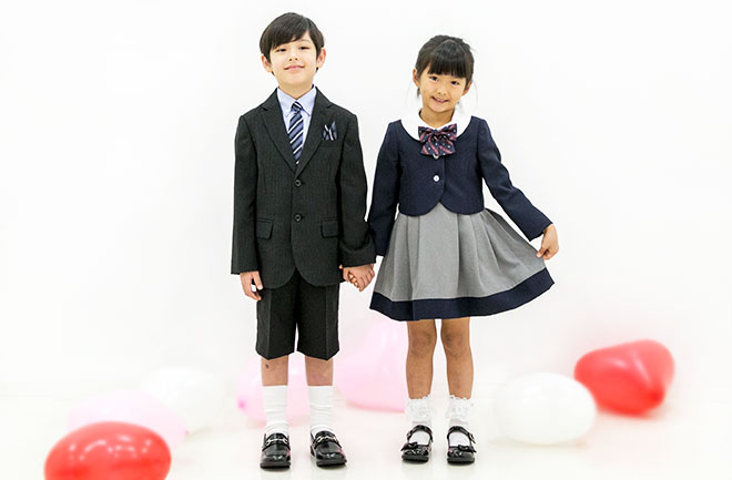 手をつないだ男の子と女の子