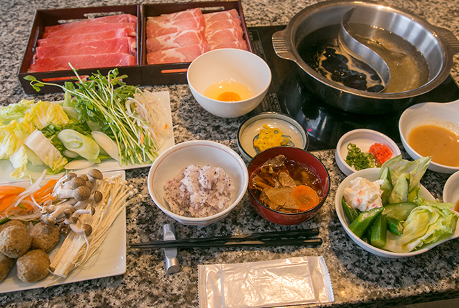 並ぶ肉や野菜