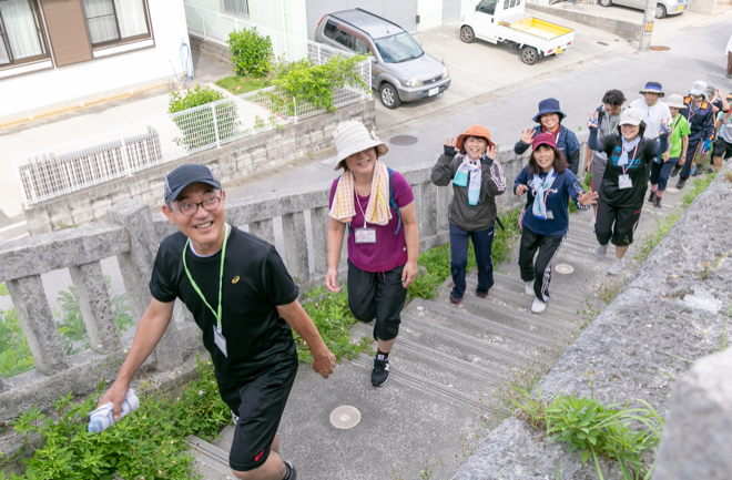 笑顔で歩く男女