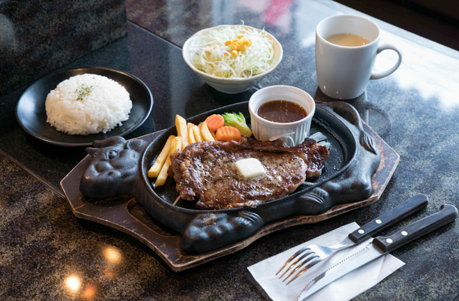 サーロインステーキ　サラダ　ご飯　スープ