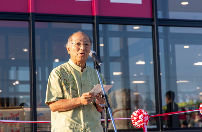 西原町の町長　上間明氏