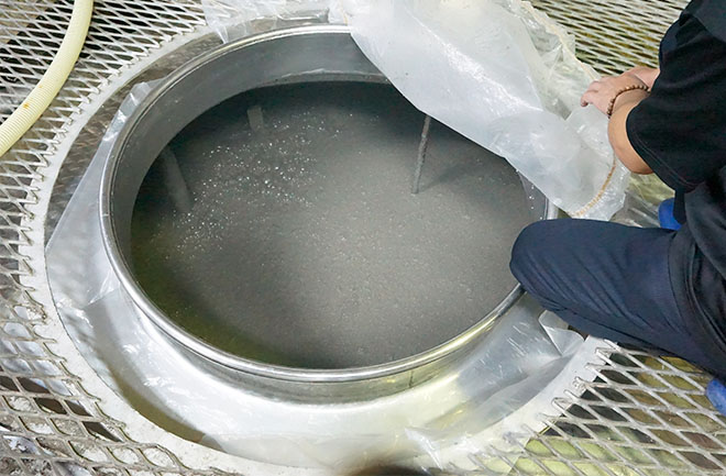 貯蔵タンクで発酵する泡盛