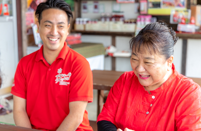 笑顔で取材に答える哲子さんと康次郎さん