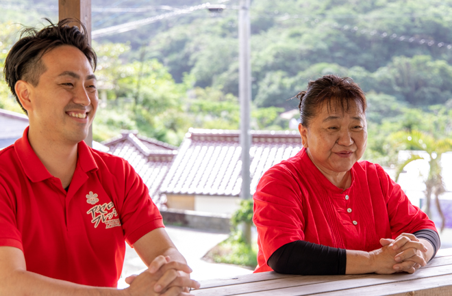 笑顔でインタビューに答える哲子さんと康次郎さん