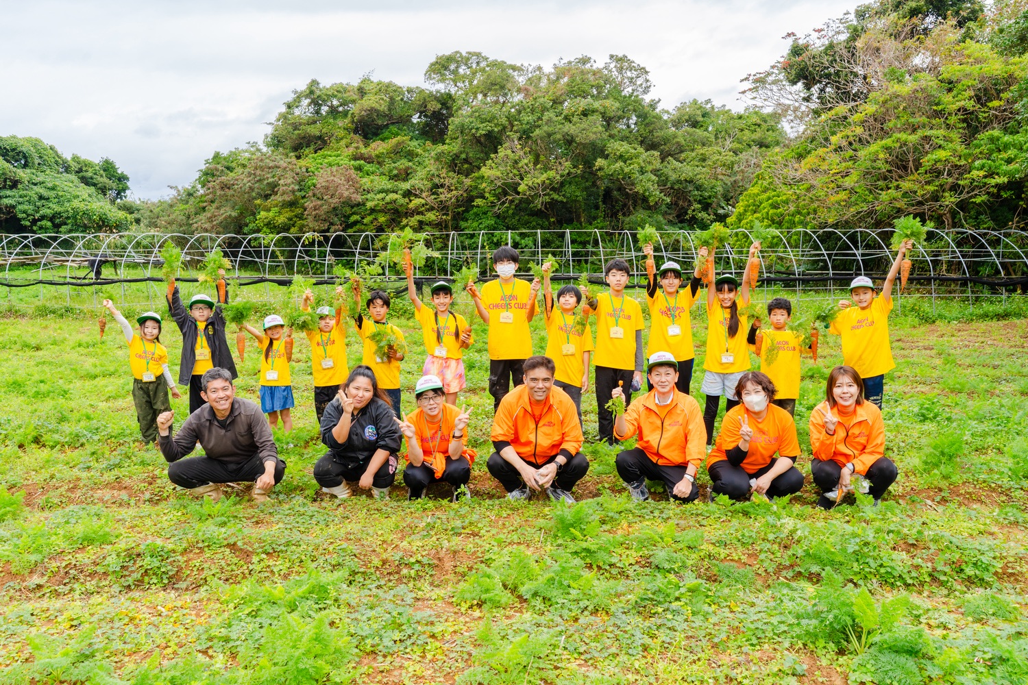 仲間と育てたニンジンを大収穫！イオン南風原チアーズクラブと島袋農園の取り組み